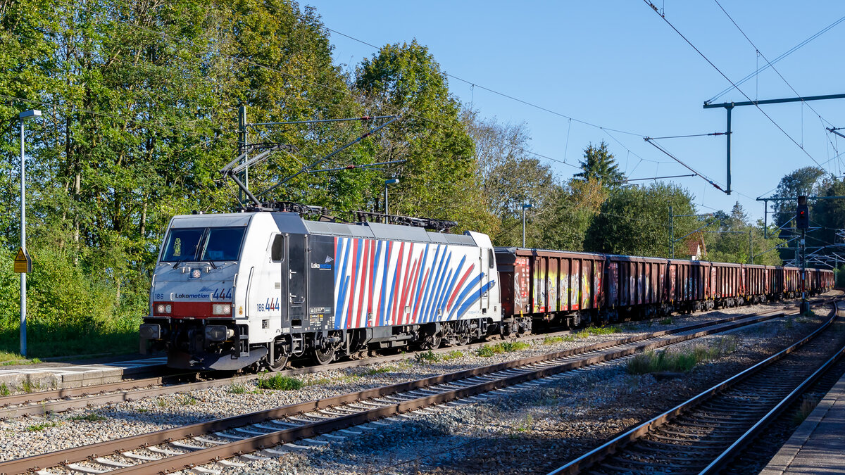 Am 07.07.2024 passiert 91 80 6186 444 mit einem Tonzug den Bahnhof Aßling an der KBS 950.