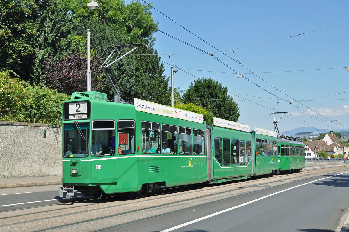 Am 07.08.2016 fand eine Extrafahrt des Tramclub Basel statt. Mit dem Be 4/6S 672 und dem Be 4/4 472 begann die Fahrt am Bahnhof SBB. Bald sind die letzten Be 4/4 der Serie 457 - 476 abgebrochen. Darum hat der Tramclub die Fahrt mit der  Gummikuh  472 durchgeführt. Auch der Be 4/4 472 wird bald die letzte Reise zur Firma Thommen antreten. Vom Riehen Dorf, geht die Fahrt zurück via Wettsteinbrücke zum Bahnhof SBB. Am Bahnhof SBB endet die Fahrt. Hier steht der Zug kurz vor der Haltestelle Kunstmuseum.