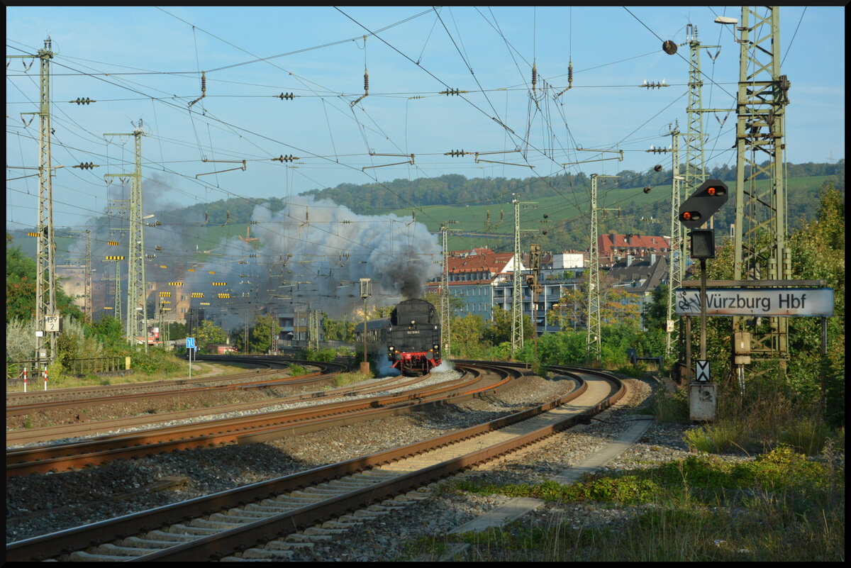 Am 07.09.2024 verkehrte der MDV / Eurovapor-Sonderzug DZ 90088 von Würzburg nach Meiningen zu den Dampfloktagen im dortigen DB Werk. Auf Grund belegter Bahnhofsgleise konnte der Sonderzug erst nach der geplanten Abfahrtszeit bereitgestellt werden. Mit rund 25 Minuten Verspätung verließ Dampflok 23 058 mit ihren zwei Silberlingen Würzburg.