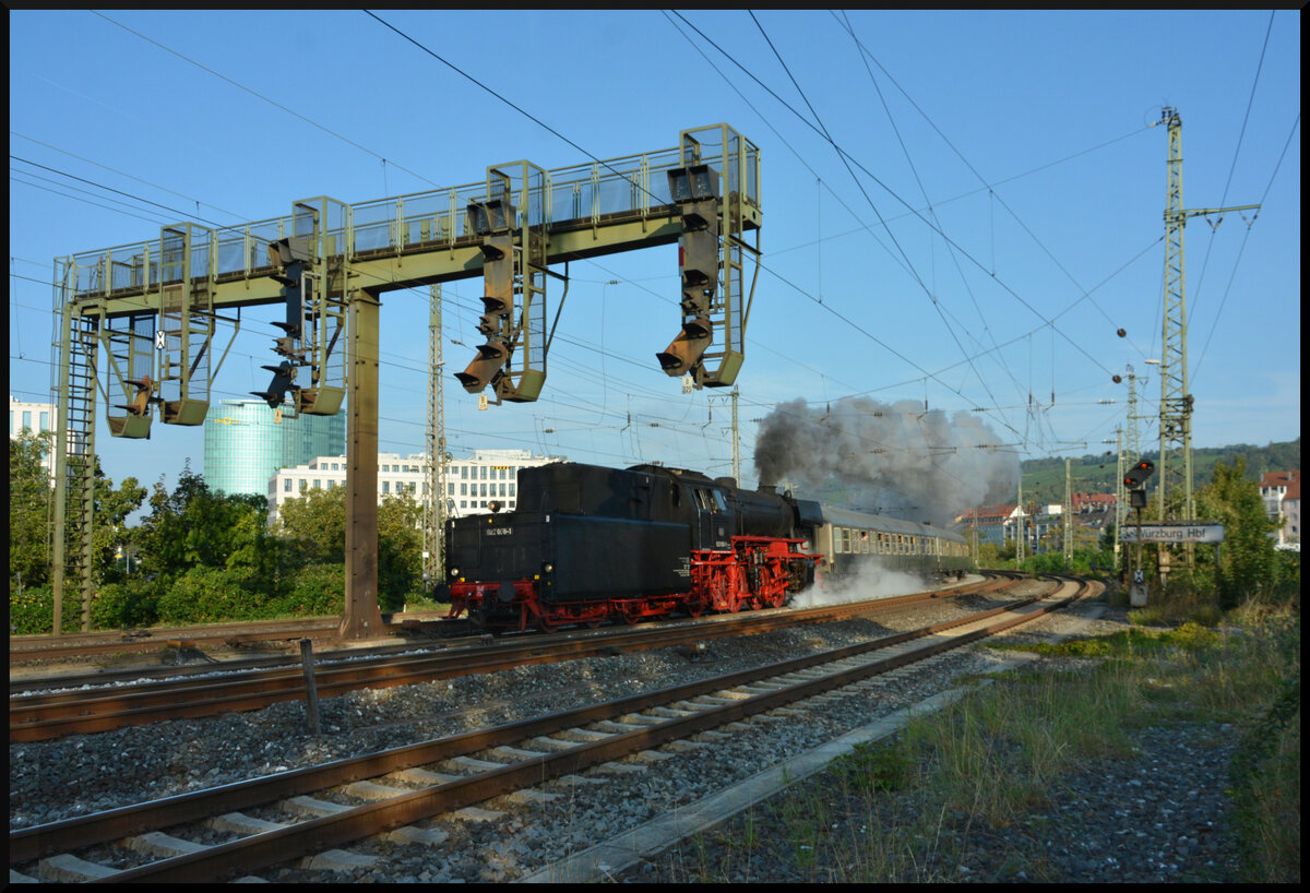 Am 07.09.2024 verkehrte der MDV / Eurovapor-Sonderzug DZ 90088 von Würzburg nach Meiningen zu den Dampfloktagen im dortigen DB Werk. Auf Grund belegter Bahnhofsgleise konnte der Sonderzug erst nach der geplanten Abfahrtszeit bereitgestellt werden. Mit rund 25 Minuten Verspätung verließ Dampflok 23 058 mit ihren zwei Silberlingen Würzburg.