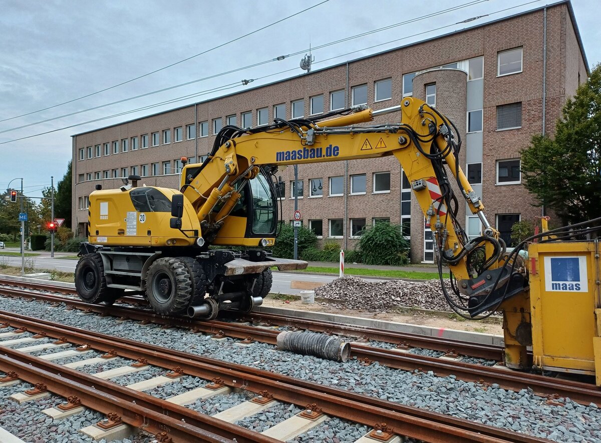 Am 07.10.2024 stand der Zweiwegebagger Liebherr A 922 Rail Litronic (99 80 9903 832-0 D-MBM) der Maas Baumaschinen GmbH bei Bauarbeiten in der Hansastraße in Krefeld.