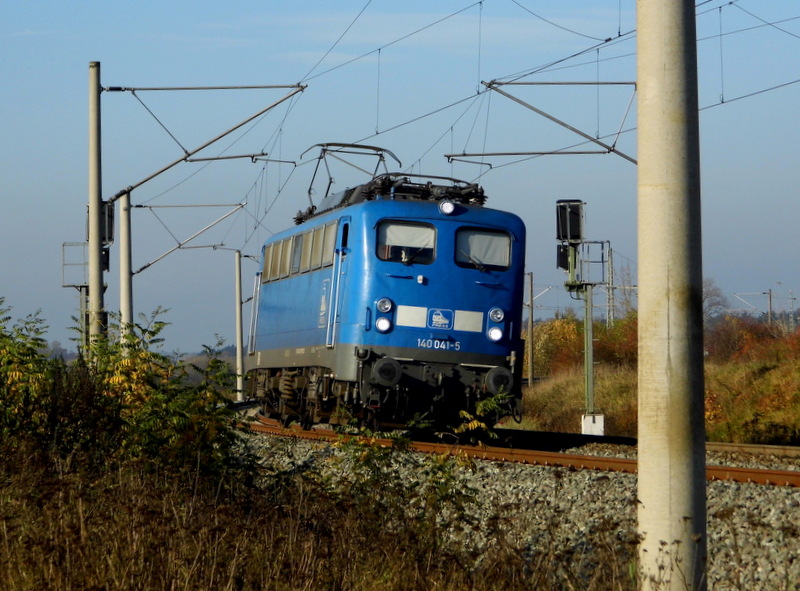 Am 07.11.2014 kam die 140 041-5 von der Press aus Richtung Wittenberge und fuhr weiter nach Stendal . 