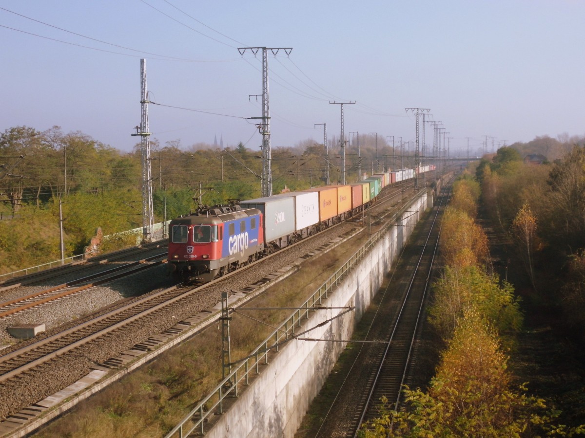 Am 07.11.2014 kam 421 390 mit einem Containerzug aus Richtung Magdeburg nach Stendal und fuhr weiter in Richtung Uelzen. 