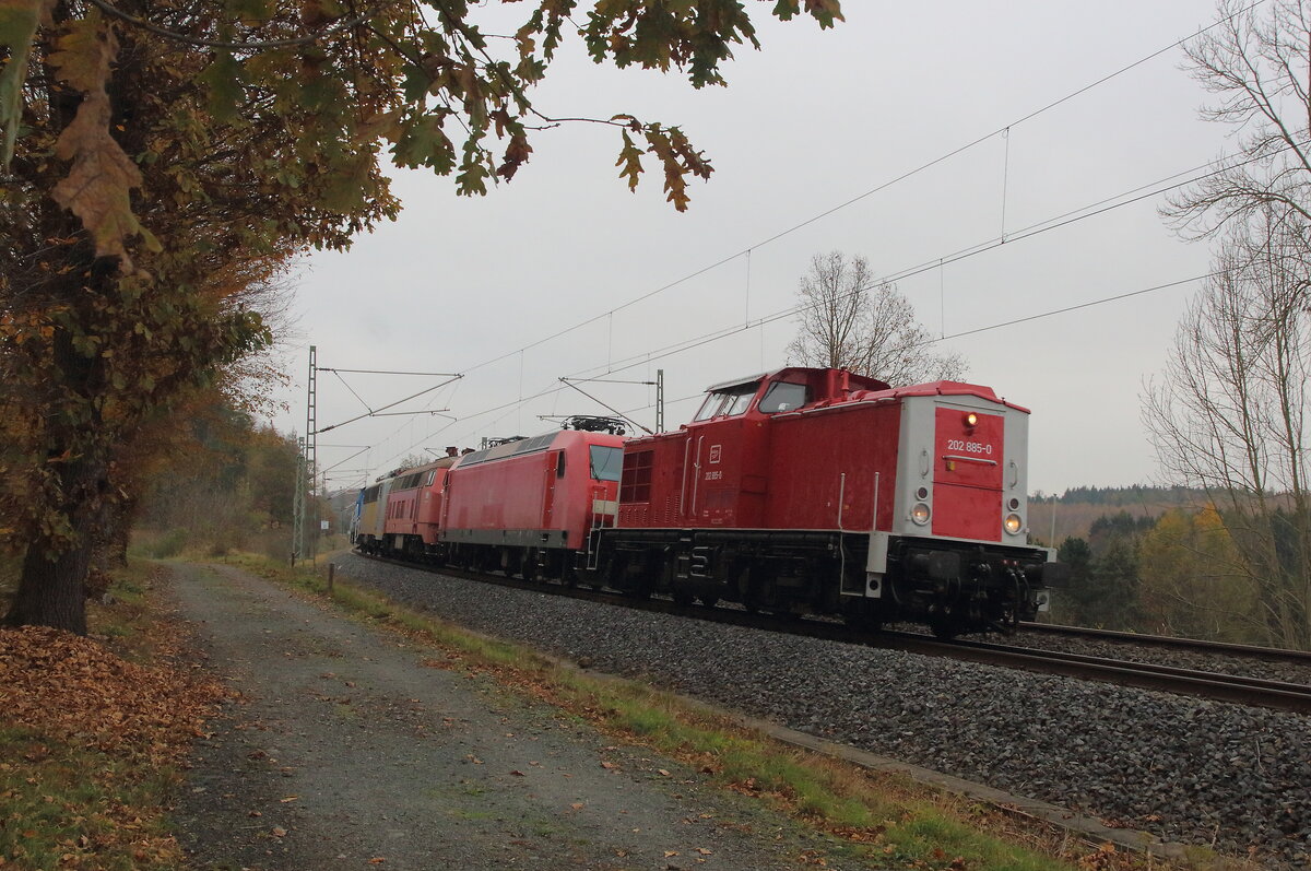 Am 07.11.2024 konnte am Morgen ein Lokzug aus Chemnitz aufgenommen werden, dabei fuhr die NeSA mit 202 885 als Zuglok mit der angehängten 145 044, 140 797, 218 156 und 363 040 in Richtung Regensburg. Der Zug wurde bei Plauen aufgenommen. 