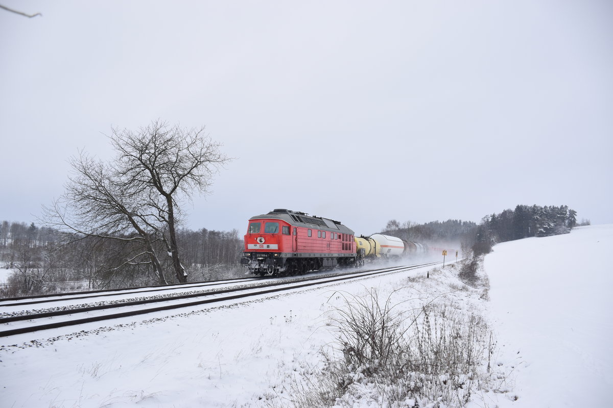 Am 08.01.2021 gab es mal wieder Umleiter im Raum Hof. 232 569 hatte die Aufgabe, den 51612 nach Nürnberg zu bringen und staubt mit ihm den Anstieg nach Martinlamitz hinauf.