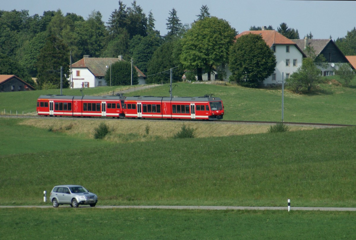 Am 08.08.2015 ist ABe 2/6 633 mit einem weiteren ABe 2/6 der CJ bei Le Boéchet als R262 in Richtung La-Chaux-de-Fonds unterwegs.