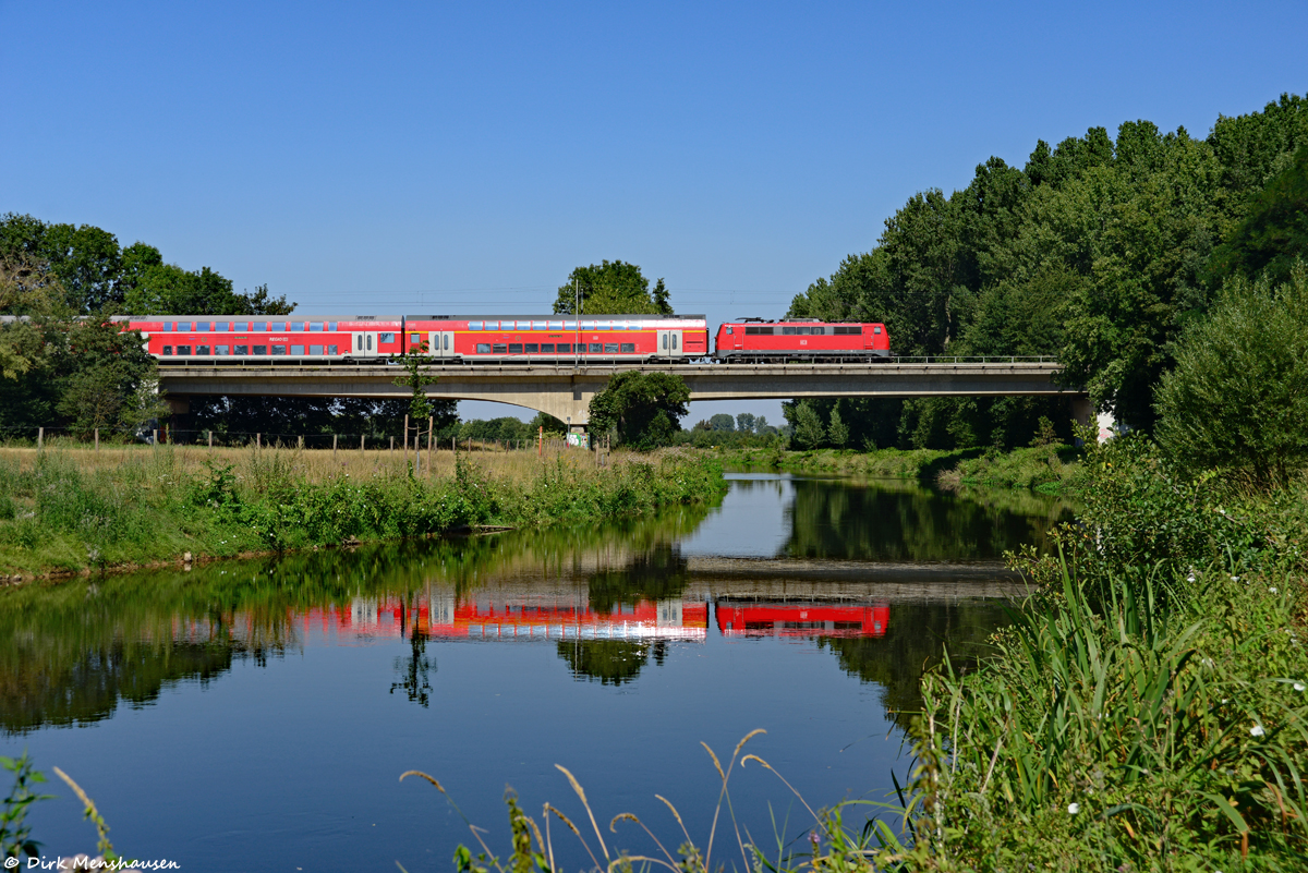 Am 08.08.2020 schiebt 111 127 bei Hückelhoven den RE 4 - 10412 Richtung Aachen.