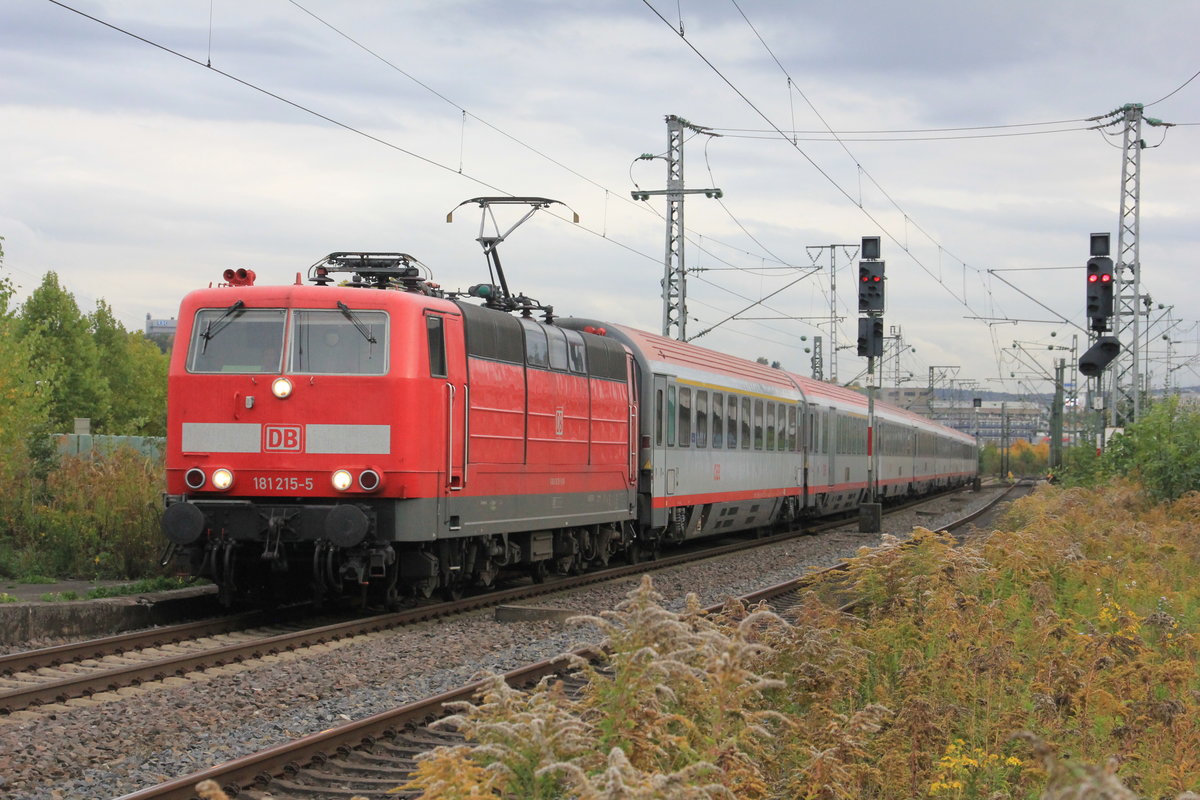 Am 08.10.2015 fährt 181 215 mit IC Stuttgart-Offenburg durch Stuttgart-Zuffenhausen. 