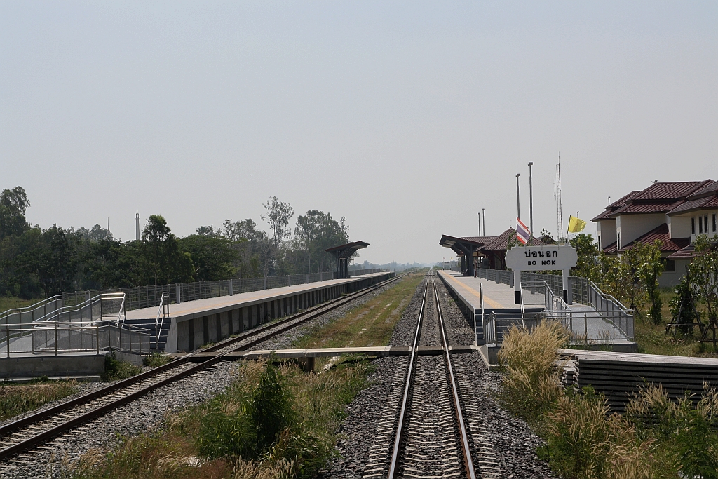 Am 09.Dezember 2023 war in der Bo Nok Station der 2 gleisigen Ausbau der Southern Line schon abgeschlossen und die neue Station in Betrieb.
