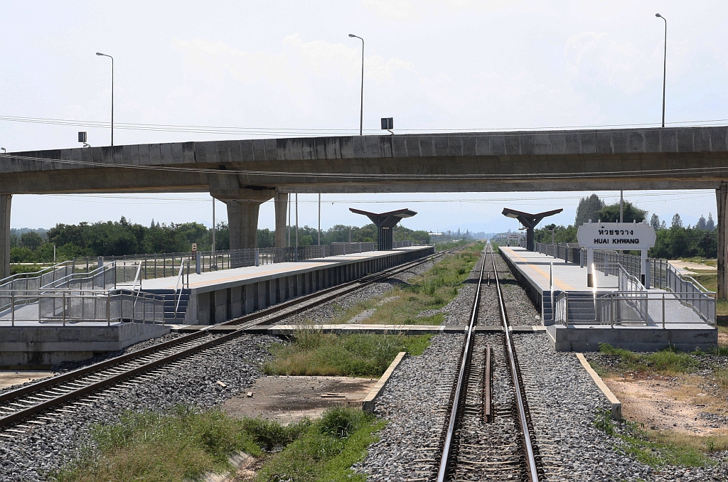 Am 09.Dezember 2023 war in der Huai Khwang Station der 2 gleisigen Ausbau der Southern Line schon abgeschlossen und die neue Station in Betrieb.