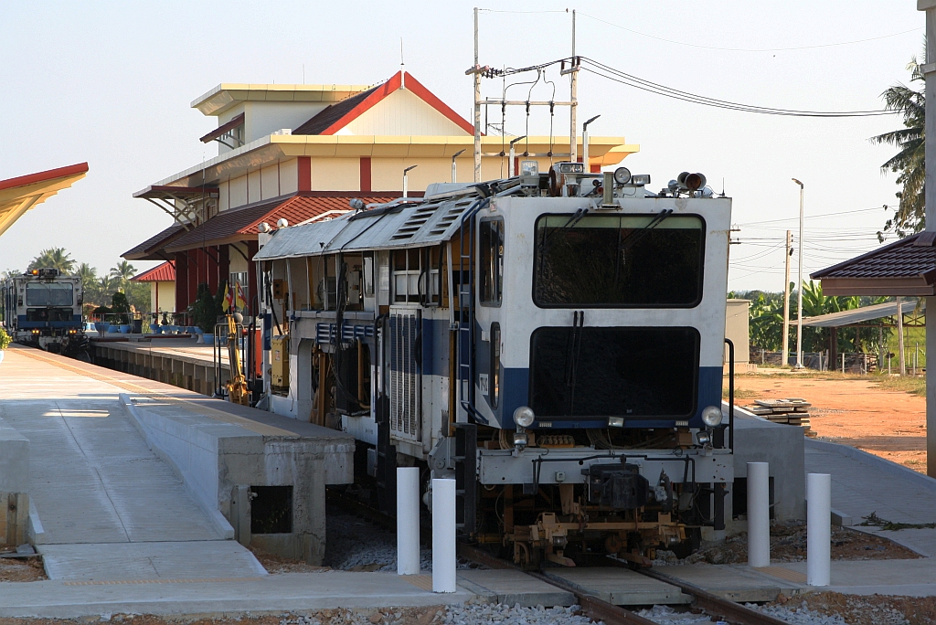 Am 09.Dezember 2023 waren in der Nong Pla Lai Station einige, für den 2 gleisigen Ausbau der Southern Line benötigte Bahndienstfahrzeuge zu sehen, sowie wie die Stopfmaschine TP-02 von AS (AS =Associated Engineering (1964) Co., Ltd.).