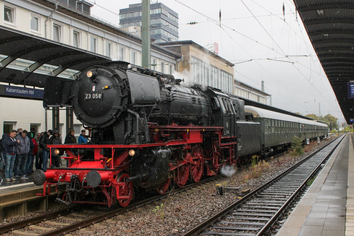 Am 1. Oktober 2022 besuchte die 23 058 ihre Alte Heimat Kaiserslautern bei strömendem Regen. Von Juni 1958 bis Mai 1959 und von Mai 1961 bis Juli 1966 war sie im Bw Kaiserslautern beheimatet. Der Zug war Teil der Plandampfveranstaltung zum 175-jährigen Jubiläums der Eisenbahn in Rheinland-Pfalz.