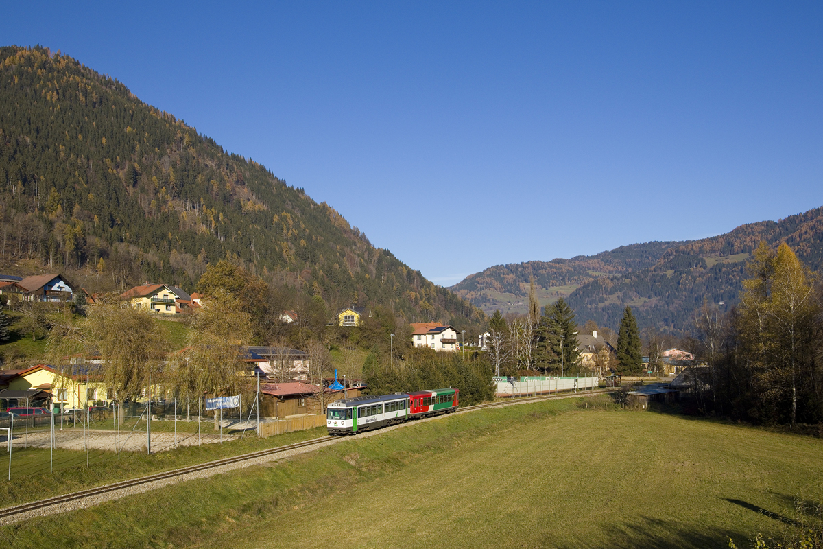 Am 10. November 2024 waren VT 35 und VS 42 als R 8712 von Tamsweg nach Unzmarkt unterwegs und konnten von mir nahe des Bahnhofs Lind bei Scheifling fotografiert werden. 