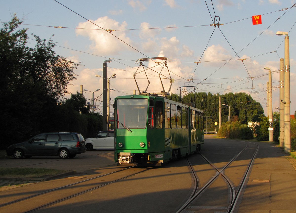 Am 10.08.2013 fand in Erfurt wieder das Lichterfest auf der ega statt. Dazu verkehrte die Sonderlinie 7 zwischen Lutherkirche/SWE und P+R Messe/ega. Der Bh in der Magdeburger Allee wurde zum wenden genutzt. U.a. waren zwei Tatra-Grozge mit je 3 Wagen im Einsatz. Hier zu sehen EVAG 518 + 495 + 450 bei der kleinen Pause im Betriebshof in der Magdeburger Allee. 