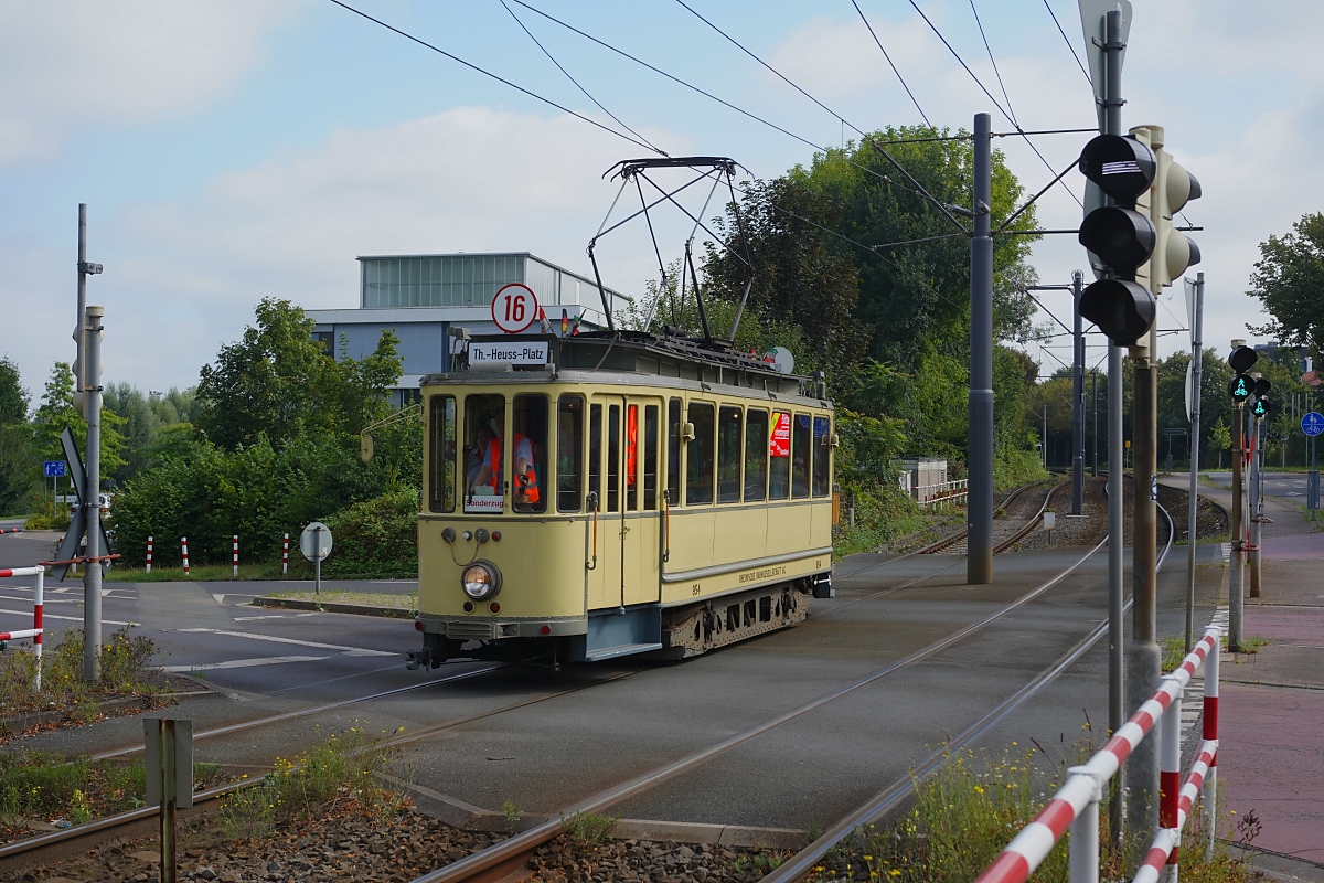 Am 10.08.2024 fanden wieder einmal kostenlose Sonderfahrten mit einem historischen Rheinbahn-Triebwagen durch die Neusser Innenstadt im Auftrag der Zukunftsinitiative Innenstadt Neuss (ZIN) statt. Hier fährt der 1928 gebaute Sechfensterwagen 954 vom Straßenbahnmuseum Am Steinberg auf der Stresemannallee zum Startpunkt Stadthalle/Museum Neuss.