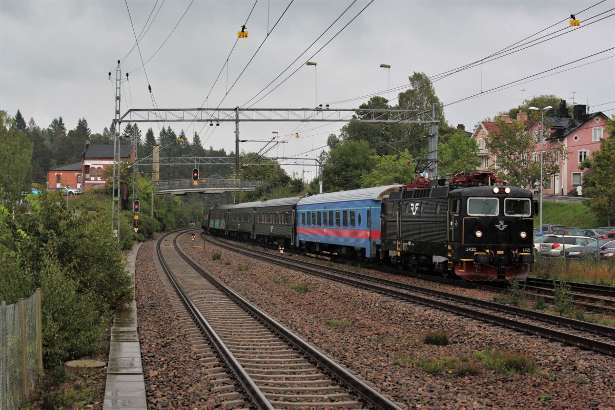 Am 10.09.2018 erreicht Rc6 Nr.1421 mit RE137 nach Hallsberg den Bahnhof Gnesta. Aufnahmestandort ist das öffentlich zugängliche Bahnsteigende.