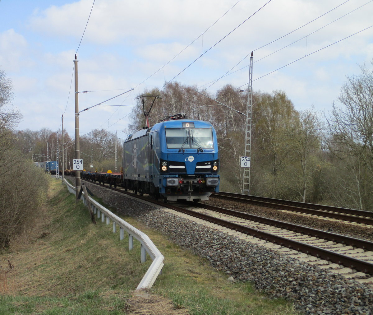 Am 10.April 2020 fotografierte ich am Kilometer 254.0 die EGP 192 102 mit den Containerzug aus Mukran,beladen mit Containern aus China,bei Bergen/Rügen.