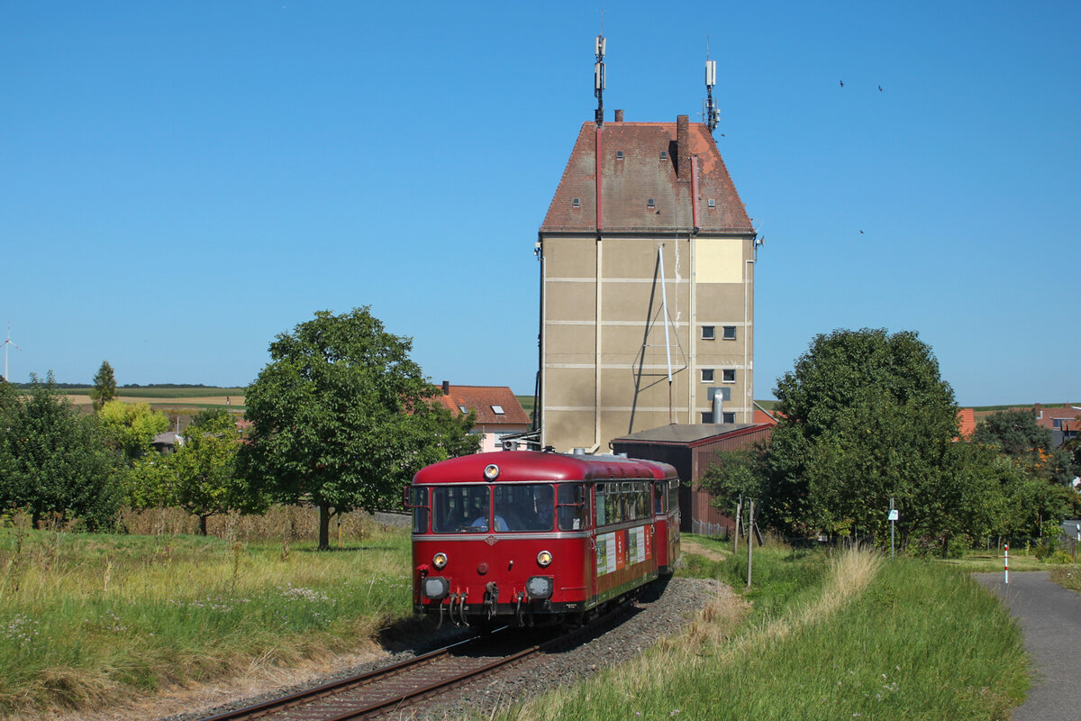 Am 11. August 2024 ging es zur Mainschleifenbahn. Zusammen mit drei Freunden/Hobbykollegen machte ich mich auf den Weg nach Prosselsheim. Um 14:20 Uhr klicken dann die Auslöser als 796 702 und 996 726 als MSB 04 nach Seligenstadt MSB Prosselsheim verlassen.