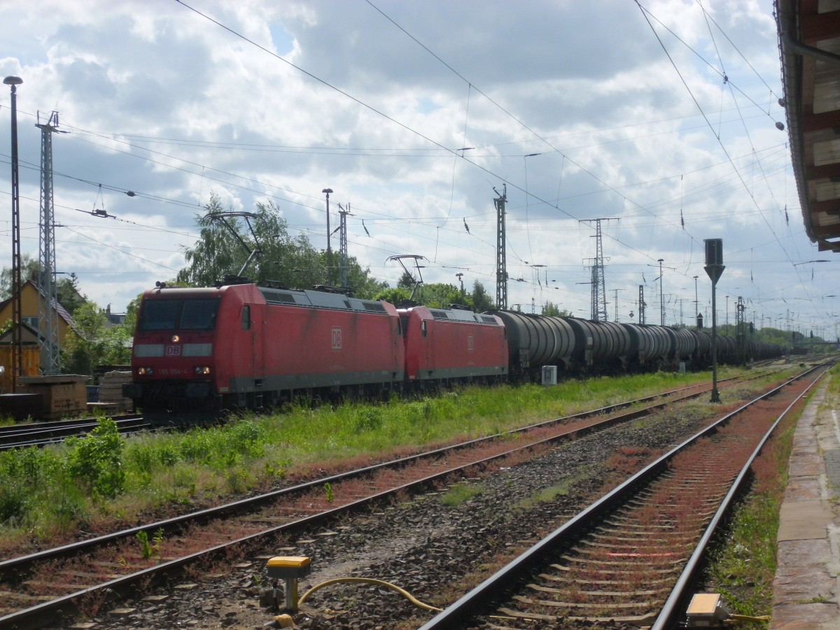 Am 11.05.2014 kam 185 054&185 056 mit einem Kesselzug aus Richtung Hannover nach Stendal und fuhr weiter nach Magdeburg.