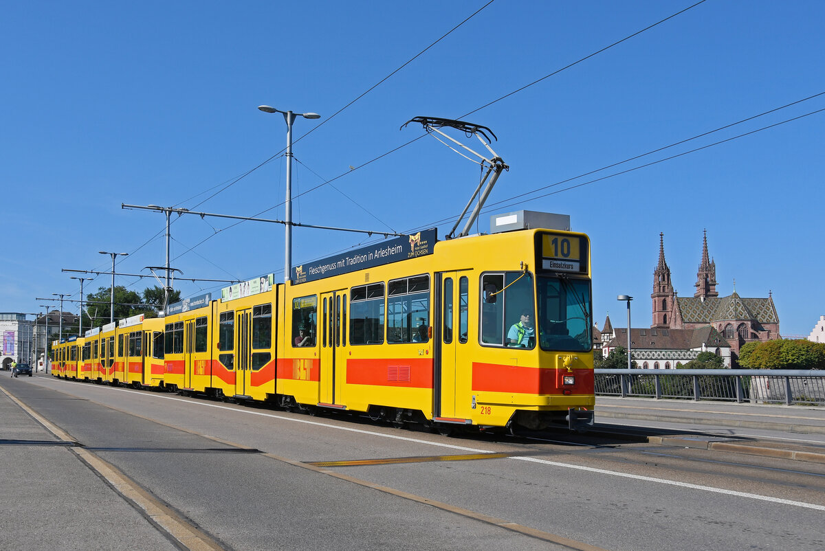 Am 11.08.2024 fand die TCB Abschiedsfahrt der 200er Serie der BLT statt. Mit den drei Be 4/8 218, 235 und 249 mit einer Gesamtlänge von 78,51 m waren wir unterwegs. Hier auf der Wettsteinbrücke. Aufnahme Basel.