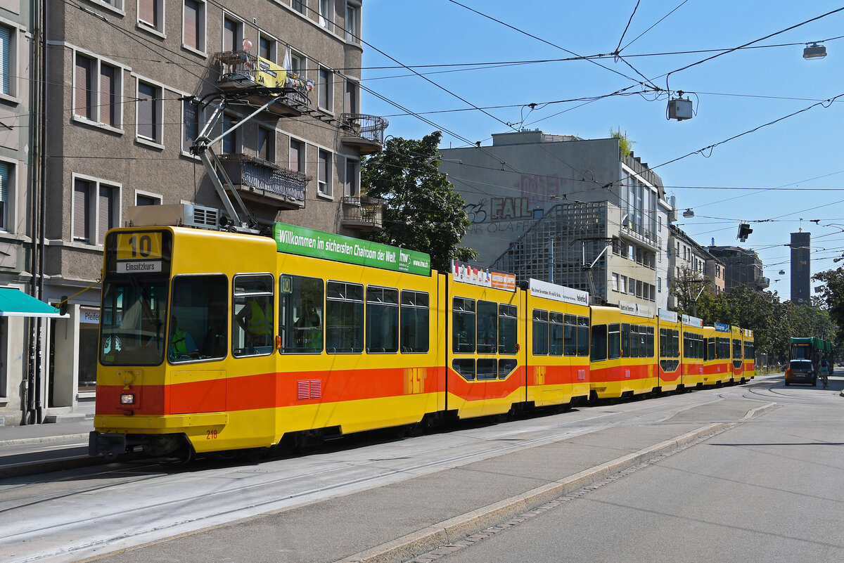 Am 11.08.2024 fand die TCB Abschiedsfahrt der 200er Serie der BLT statt. Mit den drei Be 4/8 218, 235 und 249 mit einer Gesamtlänge von 78,51 m waren wir unterwegs. Hier an der Haltestelle Morgartenring. Aufnahme Basel.