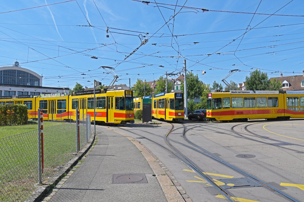 Am 11.08.2024 fand die TCB Abschiedsfahrt der 200er Serie der BLT statt. Mit den drei Be 4/8 218, 235 und 249 mit einer Gesamtlänge von 78,51 m waren wir unterwegs. Nach der Kaffeepause werden alle drei solo aufgestellt. Aufnahme Basel.