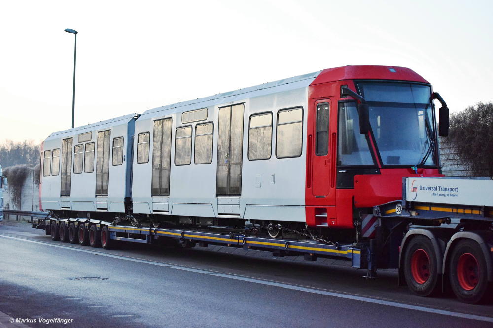 Am 11.12.2020 wurde der erste von 27 Bombardier Flexity Swift HF6 5301 in Köln angeliefert. Hier auf dem Transporter in Dortmund am 10.12.2020.