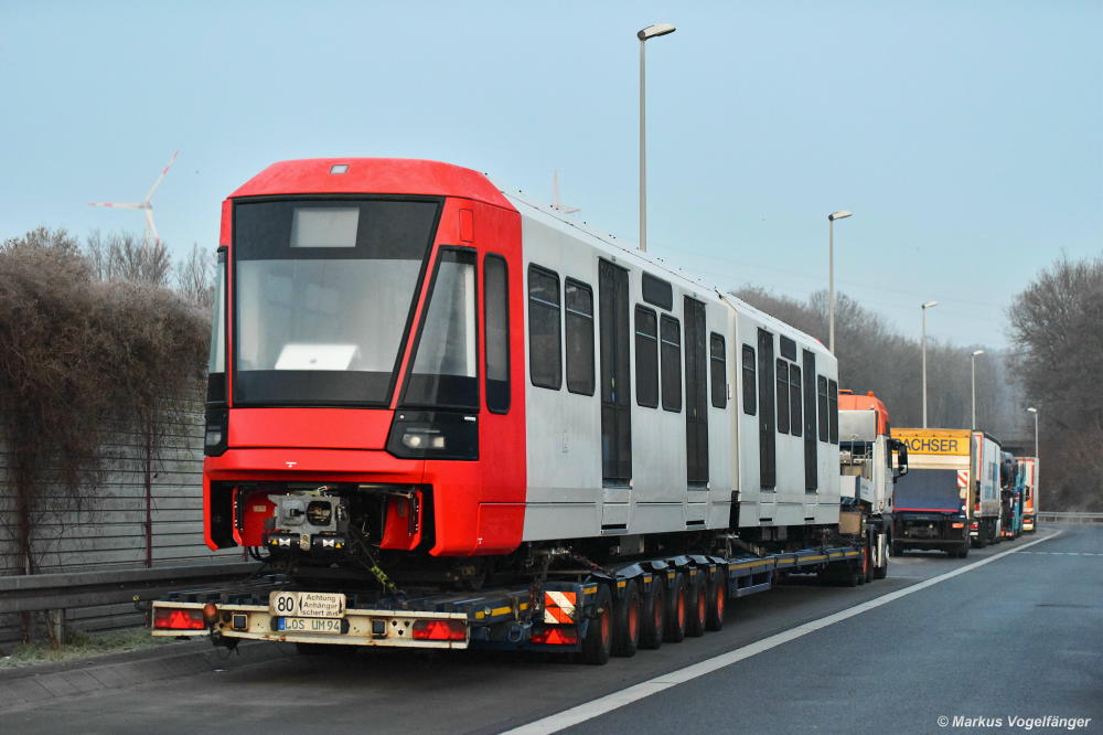 Am 11.12.2020 wurde der erste von 27 Bombardier Flexity Swift HF6 5301 in Köln angeliefert. Hier auf dem Transporter in Dortmund am 10.12.2020.