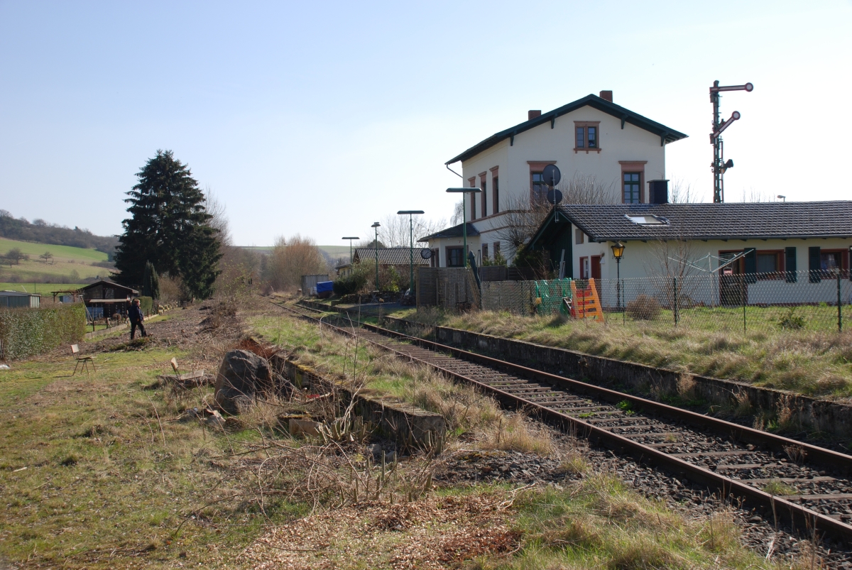Am 11.3.2007 kam ich am ehemaligen Bahnhof Flacht (Aartalbahn) vorbei. Wie es dort heute aussieht - noch 14 Jahre spter ? Ich will es gar nicht wissen.