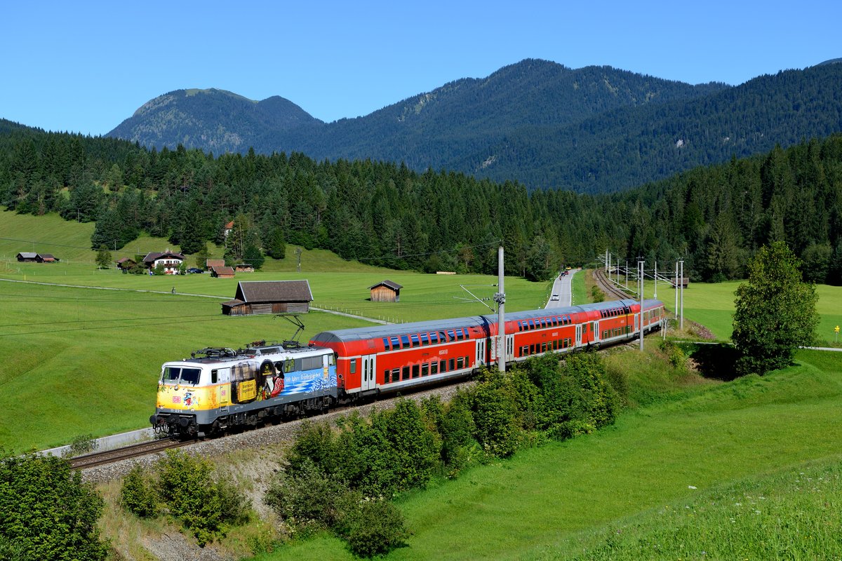 Am 13. August 2016 war die 111 123 für die Beförderung des RE 4873 von München HBF nach Mittenwald eingeteilt. Den Zug konnte ich bei Klais fotografieren. Leider verkehrt inzwischen nur noch ein Zugpaar auf der KBS 960 mit der Baureihe 111, sonst sind nur Triebwagen der Baureihe 2442 zu sehen.
 