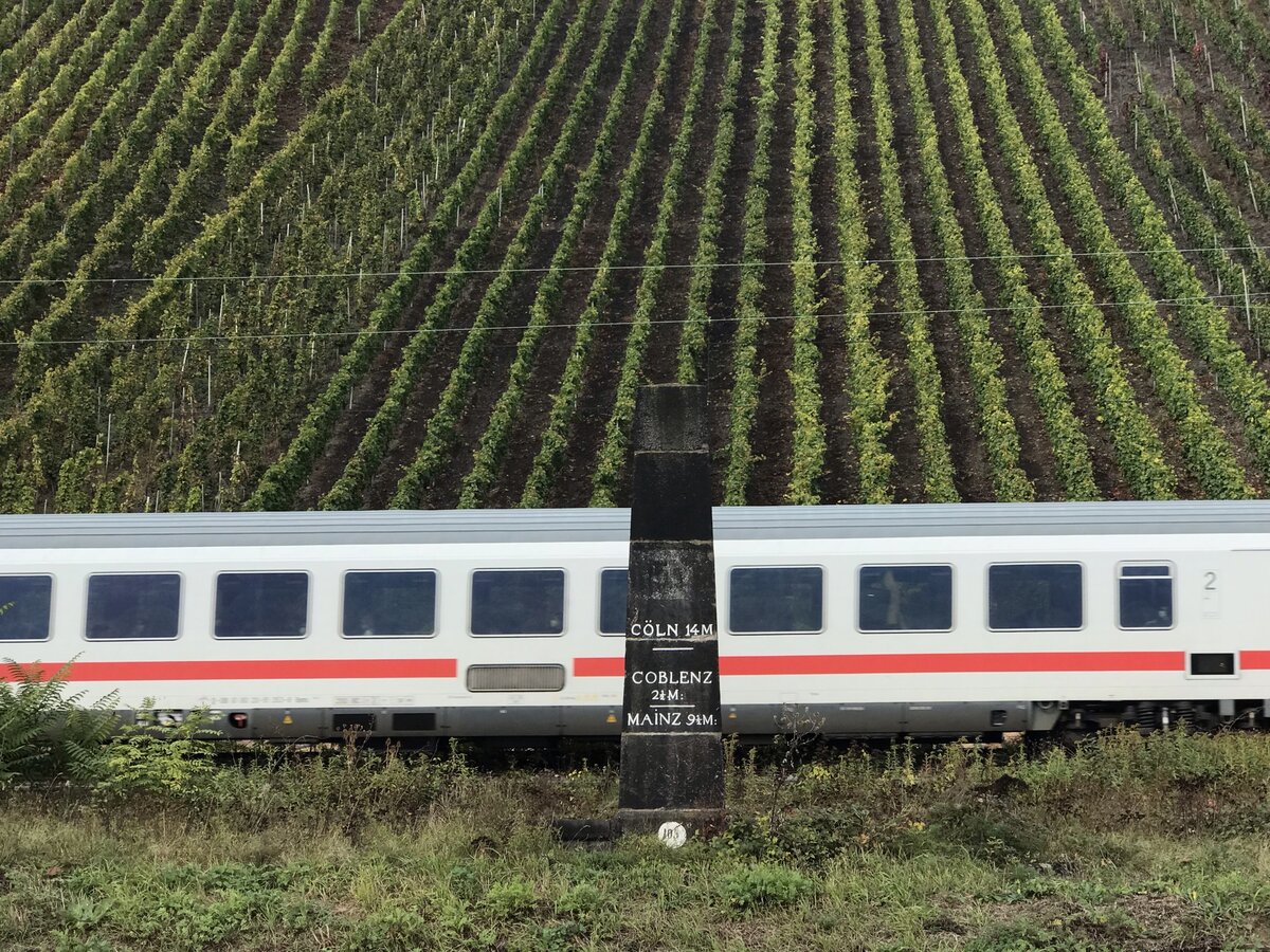 Am 13.10 fährt ein unbekannter IC am Meilenstein an der Strecke Mainz-Koblenz vorbei.