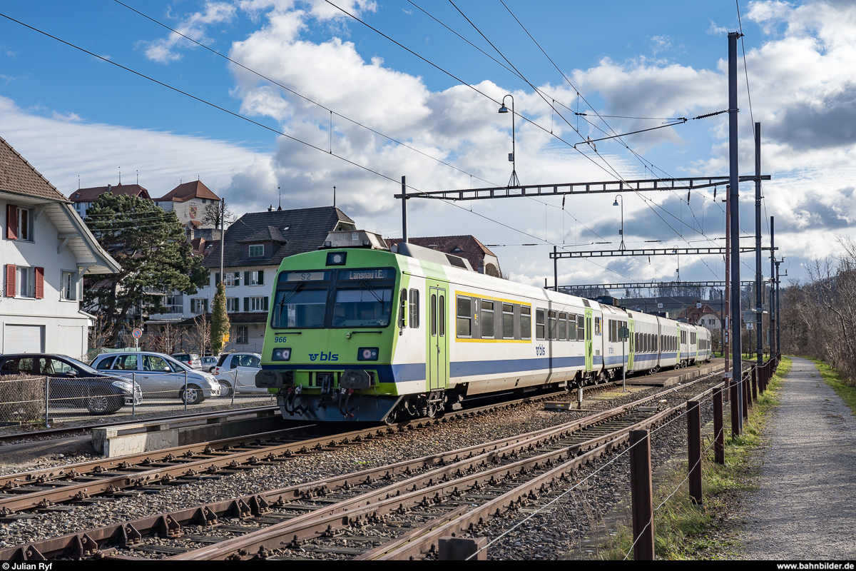 Am 14. Dezember 2019 war der letzte Betriebstag der Sensetalbahn mit dem alten Bahnhof Laupen. Vom 15. Dezember 2019 bis am 12. Dezember 2020 wird die Strecke Flamatt - Laupen totalsaniert und der Bahnhof Laupen um ca. 250 m auf die andere Strassenseite Richtung Neuenegg verschoben.<br>
Ein RBDe-565-Pendel am 14. Dezember 2019 im Bahnhof Laupen.