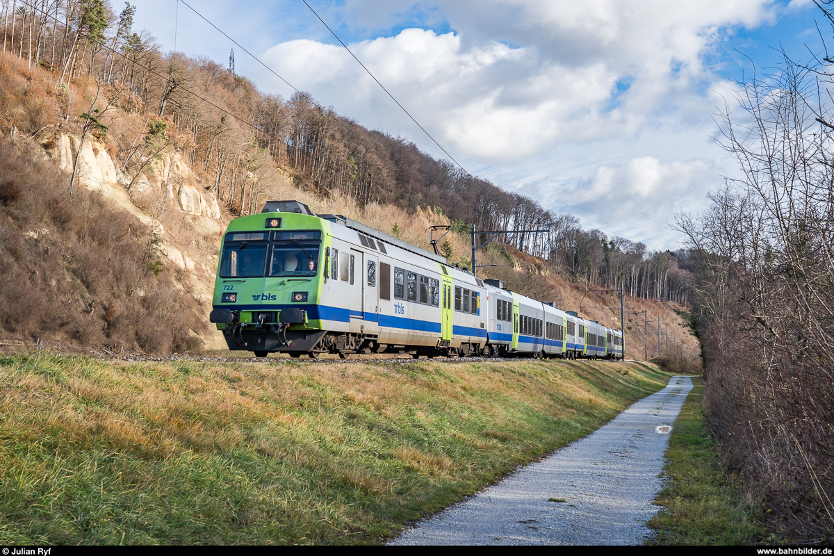 Am 14. Dezember 2019 war der letzte Betriebstag der Sensetalbahn mit dem alten Bahnhof Laupen. Vom 15. Dezember 2019 bis am 12. Dezember 2020 wird die Strecke Flamatt - Laupen totalsaniert und der Bahnhof Laupen um ca. 250 m auf die andere Strassenseite Richtung Neuenegg verschoben.<br>
BLS RBDe 565 722 am 14. Dezember 2019 als S2 zwischen Neuenegg und Laupen.