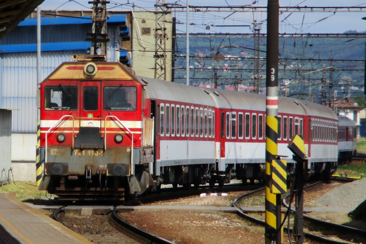 Am 14 Mai 2018 rangiert 721 110 in Kosice ZSSK Reisezugwagen.