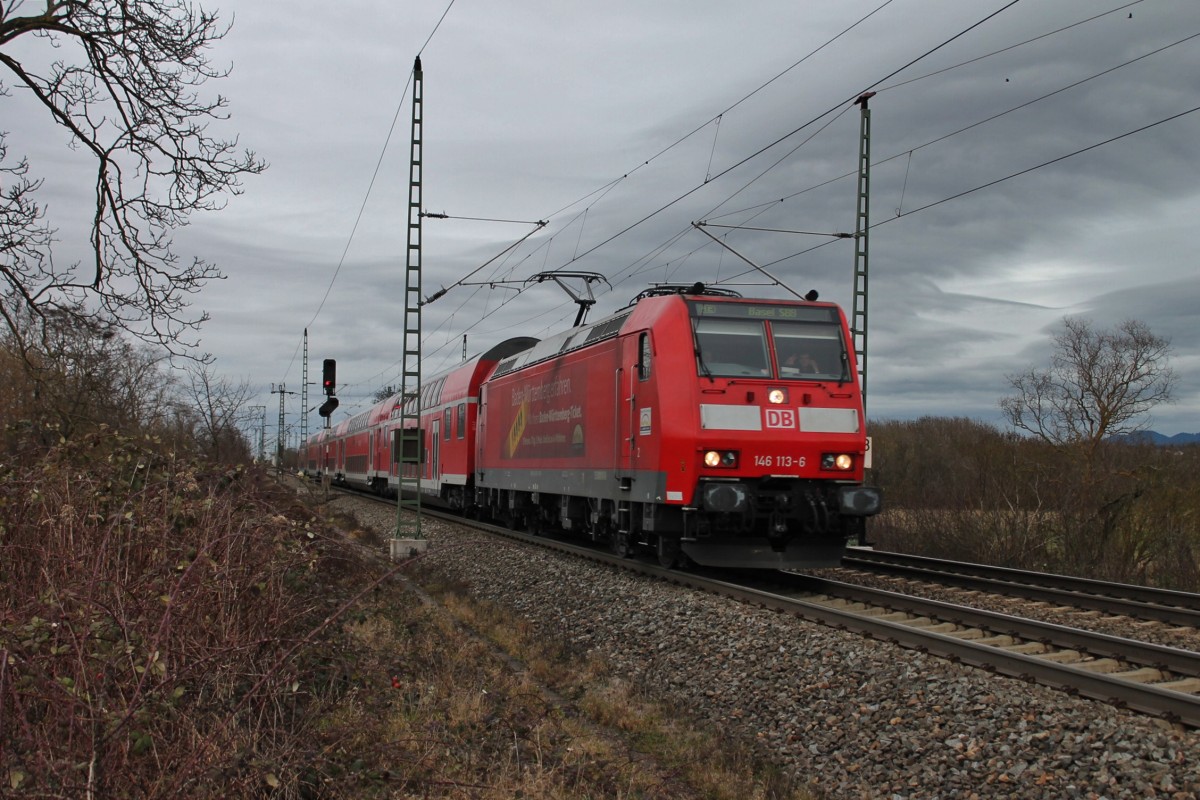 Am 14.02.2014 fuhr die Freiburger 146 113-6  Baden-Württemberg erfahren  mit einem RE nach Basel Bad Bf aus dem Bahnhofsbereich von Müllheim (Baden) zu ihrem nächsten Halt in Auggen herraus. 