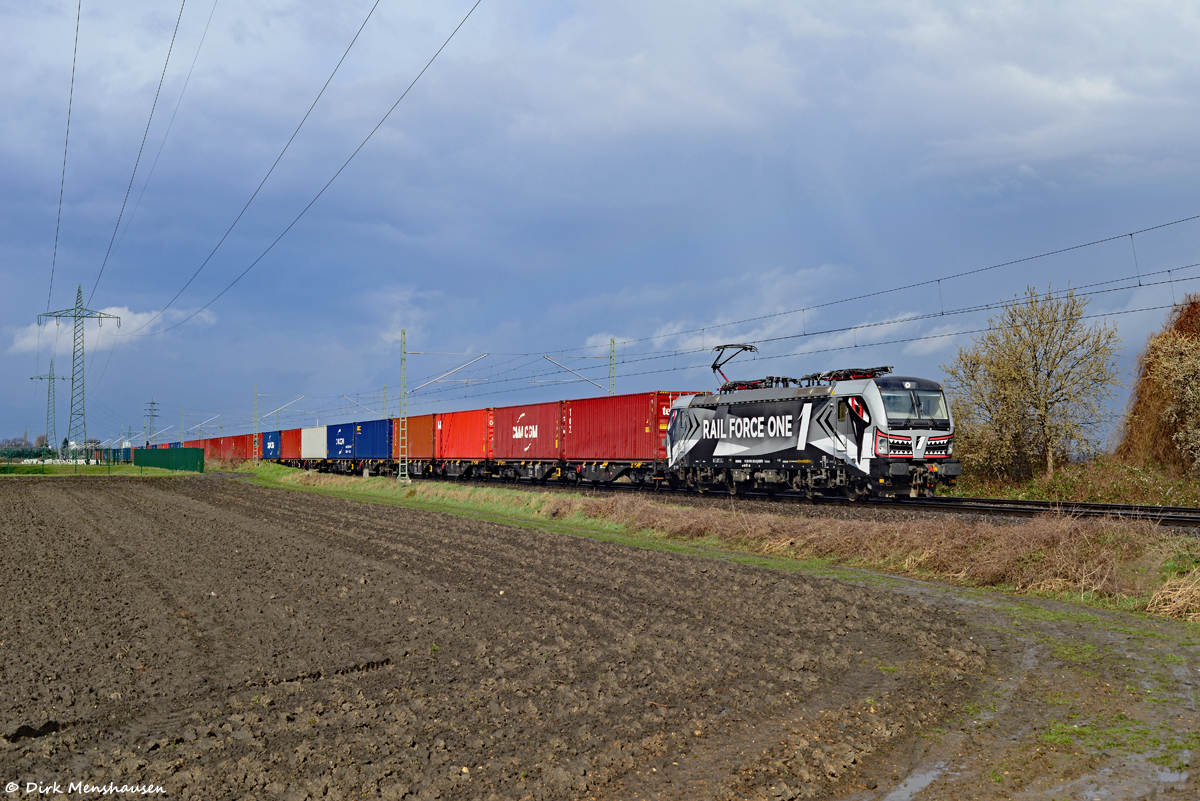 Am 14.03.2021 ist 193 623 (Shark) auf der linken Rheinstrecke bei Hürth in Richtung Süden unterwegs, gerade als sich eine Wolkenlücke auftat.