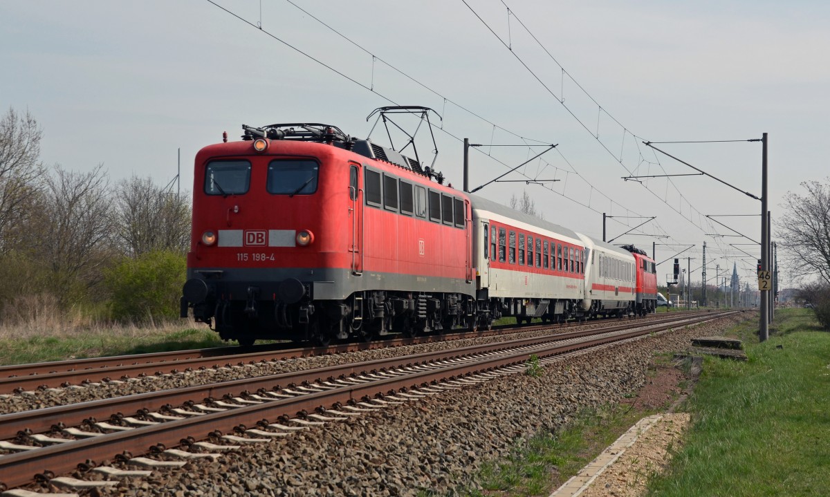 Am 14.04.15 bespannte 115 198 den PbZ 2466 von Leipzig nach Berlin. Mit der Wagenlok 111 021 am Schluss rollte sie durch Greppin Richtung Dessau.