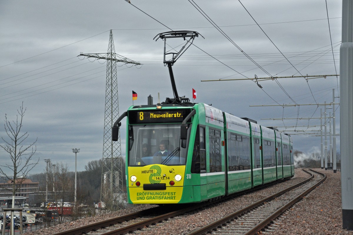 Am 14.12.2014 wurde die verlängerte Tramlinie 8 nach Weil am Rhein mit einem Volksfest feierlich in Betrieb genommen. Be 6/8 Combino 318 fährt zum Zoll Weil Friedlingen. 