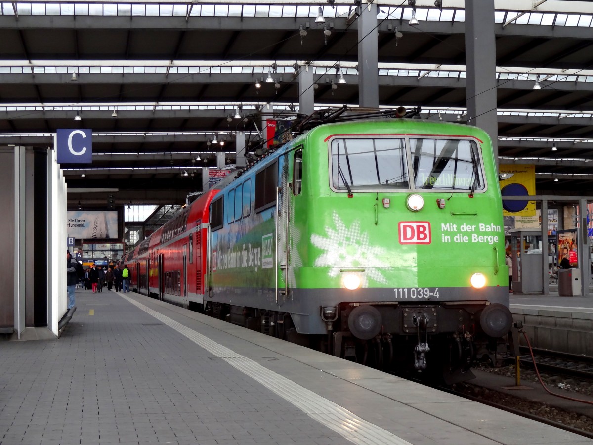 Am 14.5.14 stand die 111 039  Mit der Bahn in die Berge  im Münchener Hauptbahnhof.
Da bleibt jetzt nur noch die Frage, ob sie den richtigen Zug am Haken hat. Denn in Richtung Treuchtlingen darf sie keine großen Beanspruchungen in Kauf nehmen. 
