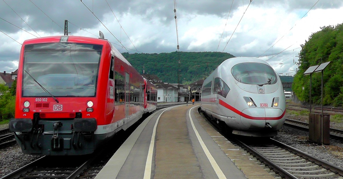 Am 14.7.12 lieferten sich 650 102 und ein ICE3 ein ungleiches Duell. 
Aufgrund des Ausfalls der RE Garnitur von Ulm nach Mosbach Neckarelz, wurde ab Geislingen (Steige) ein Ersatzzug bereitgestellt. 
Doch nun standen die ganzen Fahrgäste in Ulm... da beschloss man einfach kurzer Hand eine Doppeltraktion 650 bereitzustellen und nach Geislingen fahren zu lassen. 
Der Ersatzzug aus Stuttgart erreichte kurz nach dem ICE den Bahnhof Geislingen. Dieser Zug bestand aus 143 Sandwich und 5 Doppelstockwagen. 
Aufgenommen wurde das Bild im Bahnhof Geislingen an der Steige. 