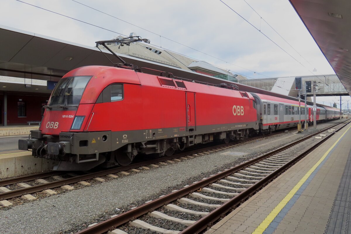 Am 15 September 2024 steht 1016 034 mit ein Kurz-IC in Klagenfurt Hbf.