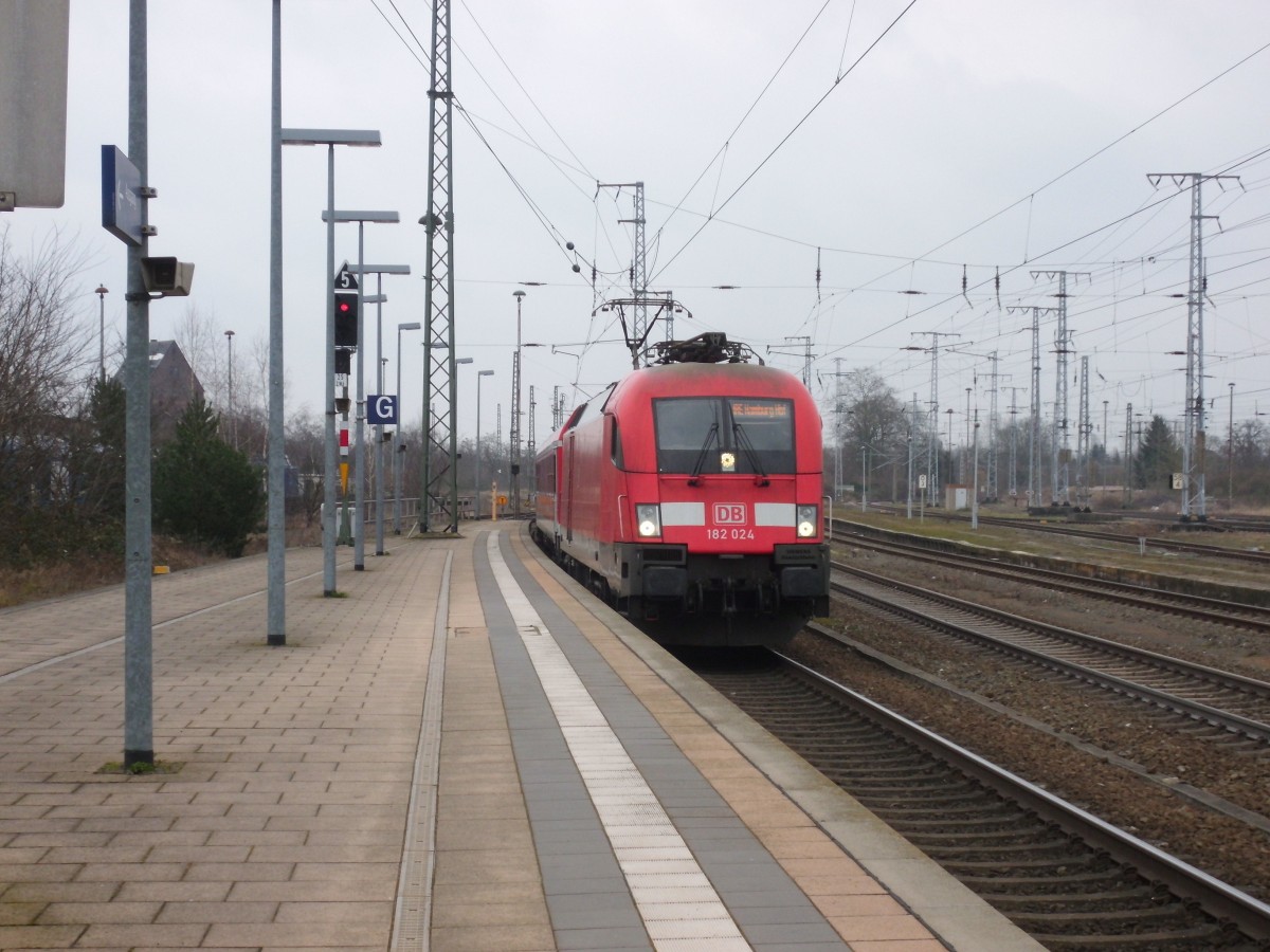 Am 15.03.2015 kam 182 024 mit ihrem IRE aus Berlin nach Stendal und fuhr weiter in Richtung Hamburg.Hier musste der IRE als Rangierfahrt wieder in Richtung Berlin fahren um dann über Gleis 3 ihre Regulehre Ausfahrt ein zweites mal zu absolvieren. Meine Vermutung ist bestimmt eine Weichenstörung.