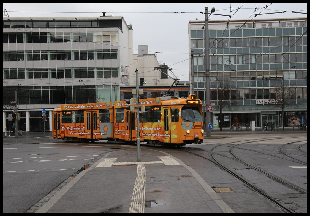 Am 15.12.2024 gab es eine Stadtrundfahrt mit einem alten Trambahn Zug der Braunschweiger Verkehrs GmbH. Die Fahrt begann an der Haltestelle Georg Eckert Straße im Zentrum von Braunschweig. Hier kommt der Triebwagen 7756 kurz nach 10 Uhr an der vereinbarten Haltestelle an.