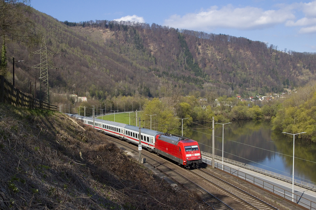 Am 16. April 2021 ist 101 021 mit dem IC 719 (Salzburg Hbf - Graz Hbf) bei Graz - Raach unterwegs und passiert soeben die durch das Laufkraftwerk Graz - Weinzödl aufgestaute Mur. 