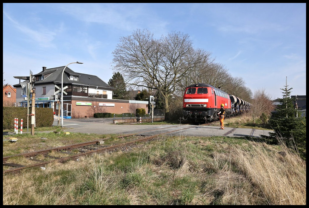 Am 16.03.2022 wurden wieder Teilbereiche der Teutoburger Wald Eisenbahn im Bereich Bad Iburg und Lienen geschottert. Zu diesem Zweck war die LCC Lok 225079-3 der Lappwaldbahn Cargo auf der TWE unterwegs. Hier kehrt sie gerade mit dem Leerzug aus Richtung Lienen nach Lengerich zurück und passiert den hier durch Begleitpersonal gesicherten BÜ An der Breede in Lengerich Hohne.
Da die gesamte Strecke auch regeltechnisch neu aufgearbeitet wird, sind die alten Signal Anlagen noch nicht wieder in Betrieb.