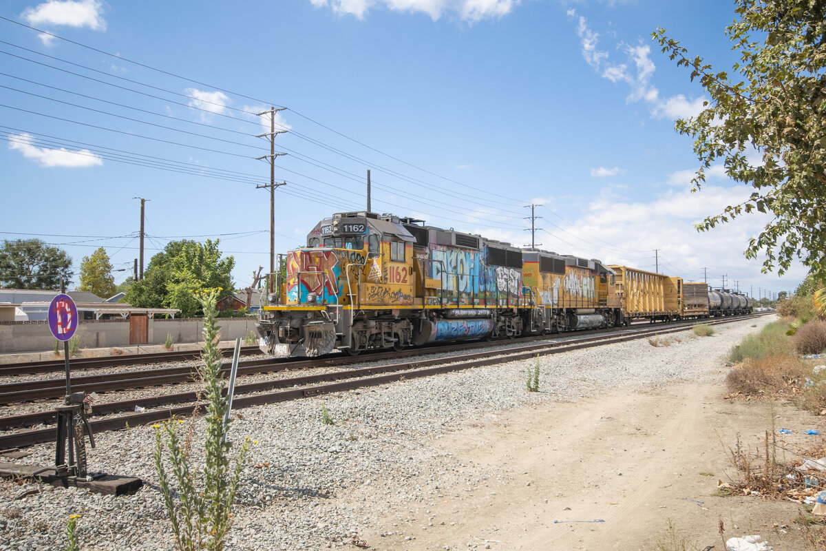 Am 16.09.2024 kam 1162 (GP60s) durch die Sadt Burbank gefahren. Diese Baureihe ist selten anzutreffen in Kalifornien und bedient die kleineren Anschlüsse.