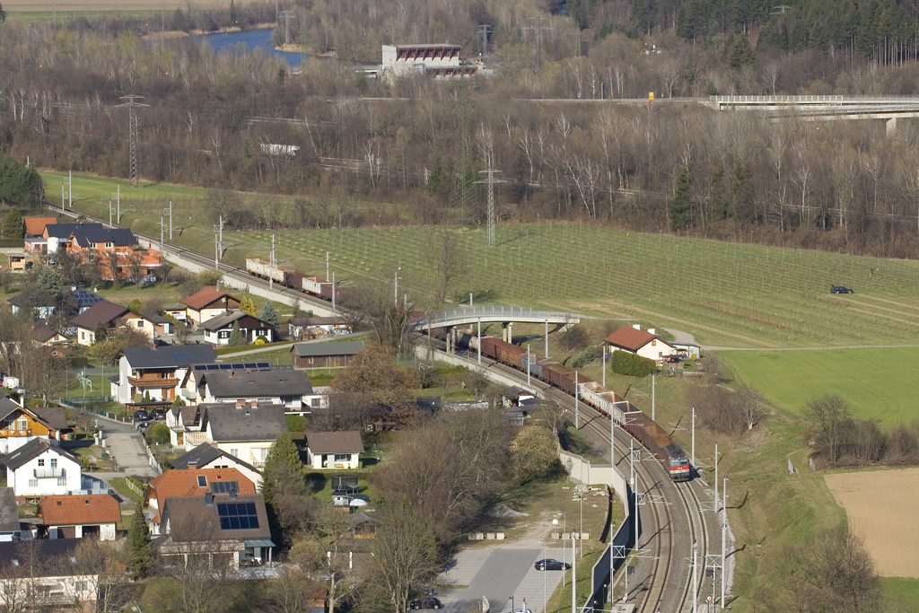 Am 17. März 2019 ist eine unbekannte 1144 mit einem unbekannten Güterzug in Richtung Graz unterwegs und wird in kürze durch die Haltestelle Stübing rauschen.