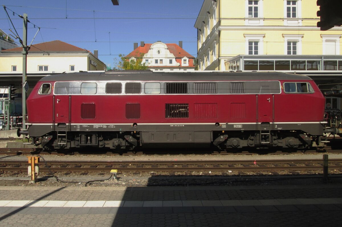 Am 17 September 2015 wird IGE 216 224 in Regensburg vom Bahnsteig aus im Flanken fotografiert.