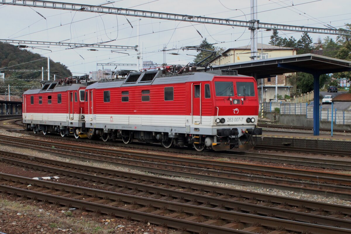 Am 17 September 2024 schleppt ZSSK 263 007 ein Artgenossin durch Bratislava hl.st. nach das Bw Bratislava-Vychod.