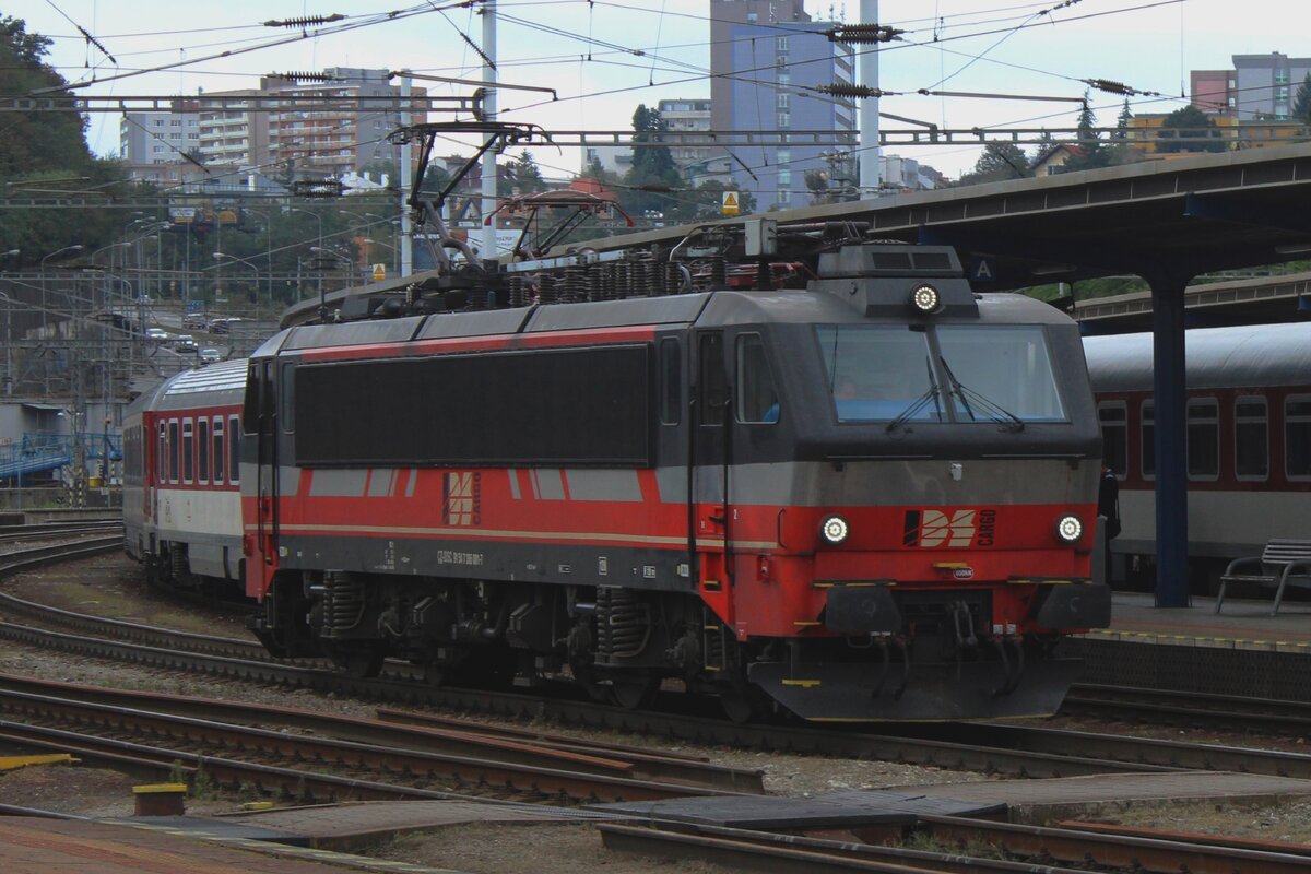 Am 17 September 2024 war das Wetter grau in Bratislava hl.st. beim Passage von IDS Cargo 365 001 -einer ex-NMBS Reihe 12.